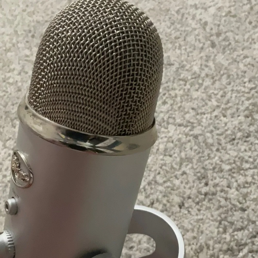 BLUE YETI SILVER MICROPHONE!! EUC CORD AND PHONE ADAPTER INCLUDED!